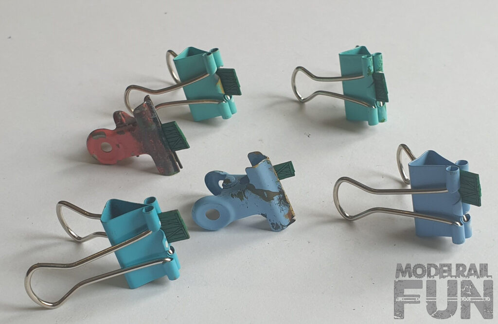 Caserío de cartón cortado.Puertas y ventanas