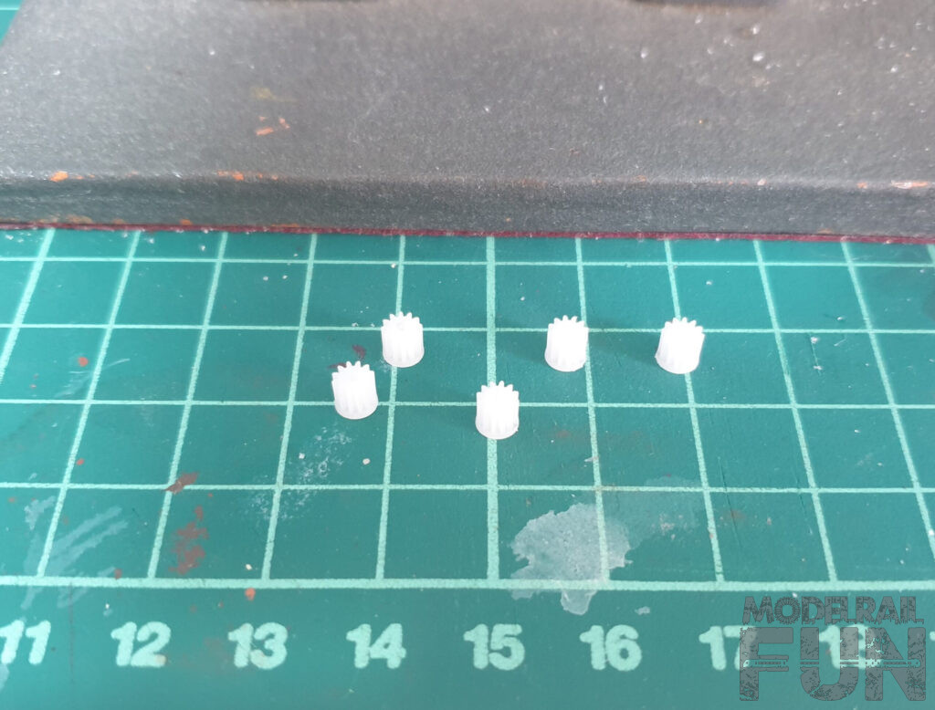 Cambio piñon defectuoso automotor. Piñones